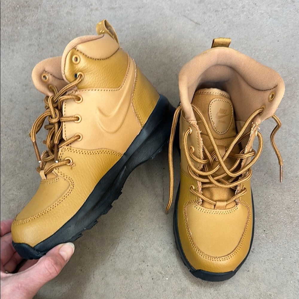 Nike - Manoa Boots- brown - SZE 2Y- brand new
